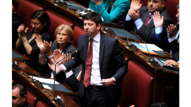 Jobs Act, Matteo Renzi cede alla minoranza Pd